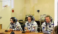 Da sinistra Yulia Peresild, in capo-spedizione comandante Anton Shkaplerov, e Klim Shipenko, poco prima del lancio verso la Iss, 5 ottobre 2021