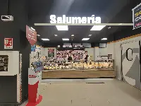 Il reparto salumeria del l'Eurospar Maiora di Massafra (Taranto)