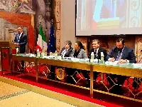 Ospiti e relatori autorevoli al convegno in Senato dal titolo "Bere mediterraneo. Gli effetti sulla salute di un consumo moderato del vino” (in piedi a sinistra il titolare del Masaf Lollobrigida; penultimo a destra vicepresidente del Senato Centinaio)