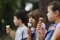 Bambini mangiano gelato