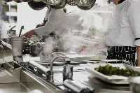 Cuochi nella cucina di un ristorante