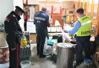 Produzione clandestina di liquori a Lecce scoperta da funzionari Adm