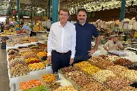 Renzo Piraccini, presidente di Macfrut, e Matteo Vittuari, docente del Dipartimento di Scienze e Tecnologie Agro-Alimentari all’Università di Bologna, al mercato di Baku