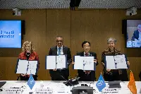 Inger Andersen, direttore esecutivo dell'Unep, Tedros Adhanom Ghebreyesus, direttore generale dell'Oms, QU Dongyu, direttore generale della Fao, e Monique Eloit, direttore generale del Woah, firmano la dichiarazione per un mondo più sicuro