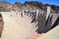 Diga lungo il fiume Colorado, a confini tra Arizona e Nevada