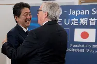premier giapponese Shinzo Abe, e di spalle il presidente della Commissione Ue Jean-Claude Juncker dopo la sigla dell’accordo di libero scambio Ue e Giappone il 6 luglio 2017