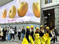 Campagna Mele Yello in Corso Vittorio Emanuele a Milano