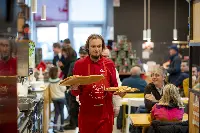 Un addetto di PizzAut
