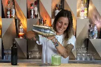 La bartender Elisabetta Ciceri prepara il cocktail Basil 0