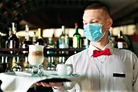 Cameriere con la mascherina antivirus