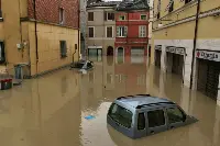 Automobile sommersa a Faenza durante l'alluvione del maggio 2023