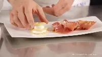 SalumiamoTv: frame della ricetta “Sfoglie di mais, spuma di parmigiano e Culatello di Zibello DOP”
