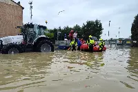 Il trattore degli agricoltori della Coldiretti impegnato nell’operazione di salvataggio della popolazione di Conselice