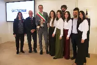 Da sx: Michelle Bonera, Professore Associato del Dipartimento di Economia e Management dell’Università di Brescia; il Professor Claudio Baccarani, componente dell'Osservatorio Scientifico Culturale della Unione Imprese Centenarie Italiane; Fabio Chies Sindaco di Conegliano, gli studenti Studenti del Corso di Trade e Consumer Marketing dell'Università di Parma