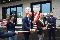 Nicolas Bigard, ad Roadhouse, e l'assessore del Comune di Fiorano, Carlo Santini, inaugurano nuovo Roadhouse