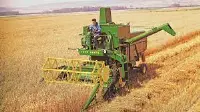 Una mietitrebbia model 55 di John Deere