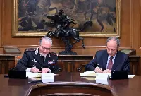 Il generale di Brigata dell'Arma Carabinieri Giuseppe De Riggi e e il presidente del CONOE, Tommaso Campanile siglano intesa sulla raccolta oli vegetali e grassi animali esausti nelle caserme e nelle mense italiane