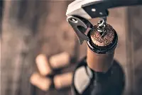 Stappando bottiglie di vino italiano