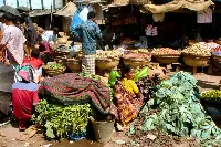 Donne a un mercato agricolo in Asia