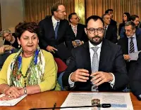 In primo piano da sinistra il ministro delle Politiche agricole alimentari e forestali, Teresa Bellanova, e il ministro dello Sviluppo economico, Stefano Patuanelli, in una foto d'archivio