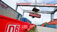 Si caricano container sui vagoni della società ferroviaria tedesca Deutsche Bahn