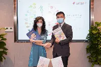 Cinzia Sarli, responsabile del settore Food & Wine dell’ufficio di Shanghai dell’Italian Trade Agency con Zhang Peng, deputy director di Eastern Air Catering