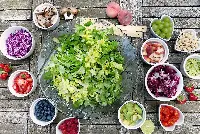Frutta e verdura per un pasto estivo rinfrescante