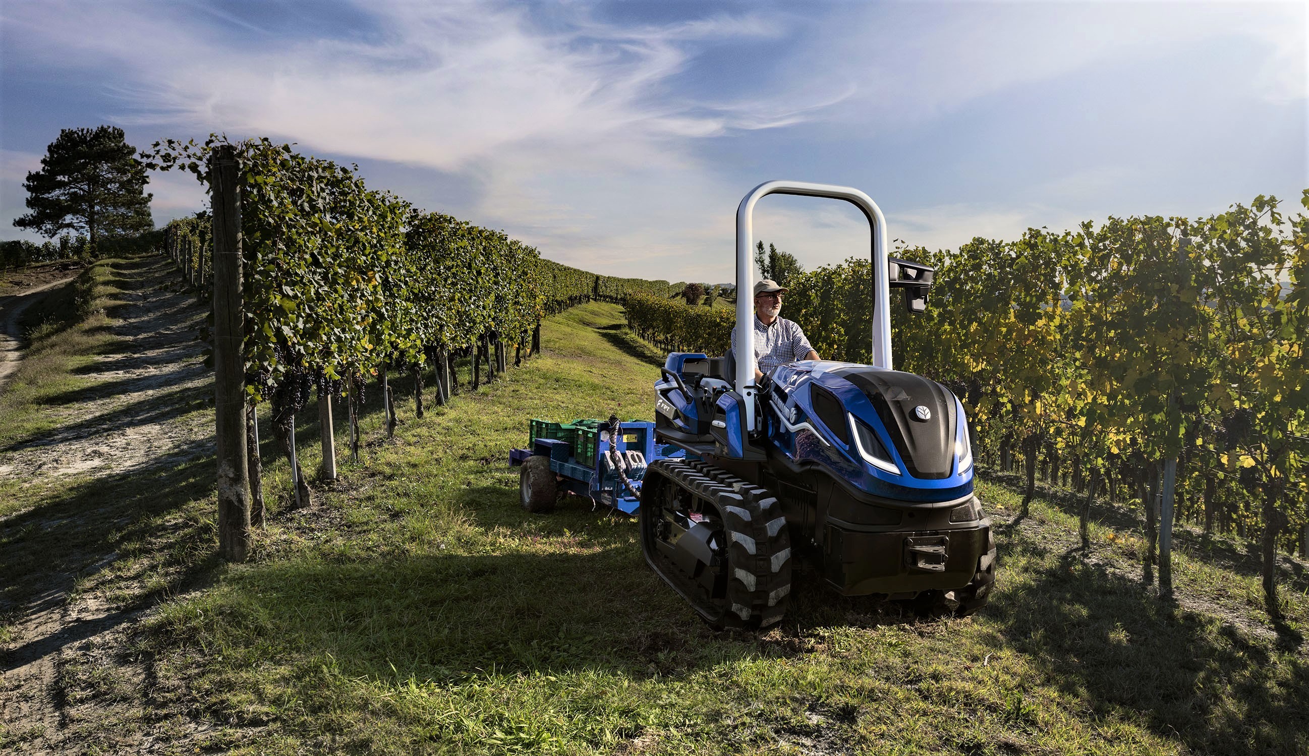 Trattore cingolato da vigneto alimentato a biometano di FPT Industrial lavora in uno dei vigneti di Fontanafredda