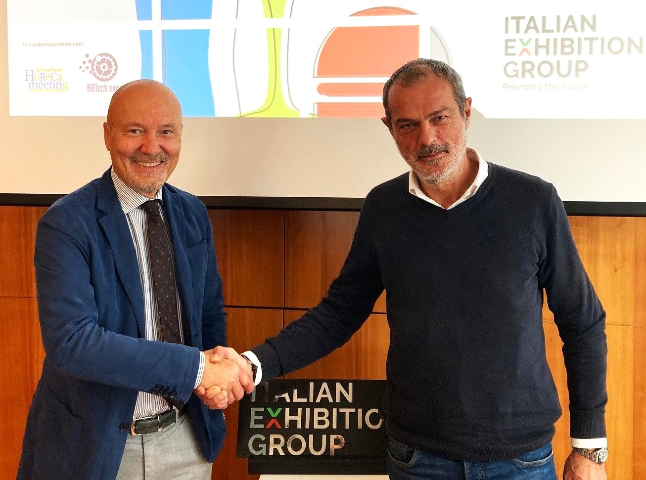 L'amministratore delegato di Ieg, Corrado Peraboni (a sinistra della foto), e il direttore di Unionbirrai, Vittorio Ferraris, subito dopo la sigla della partnersghip tra le due società avvenuta il 26 ottobre 2022