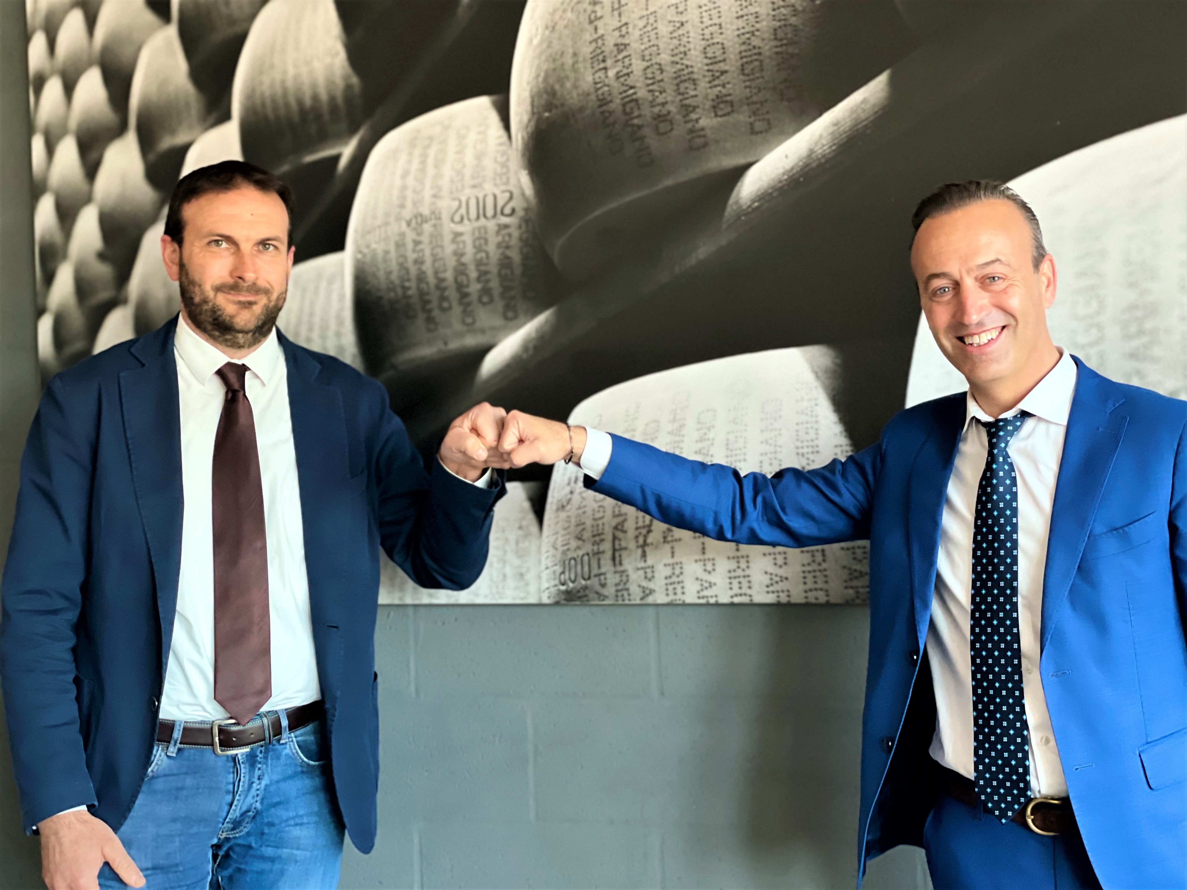 A sinistra Kristian Minelli, a destra Nicola Bertinelli, attuale presidente del Consorzio Parmigiano Reggiano, e prossimo alla rielezione