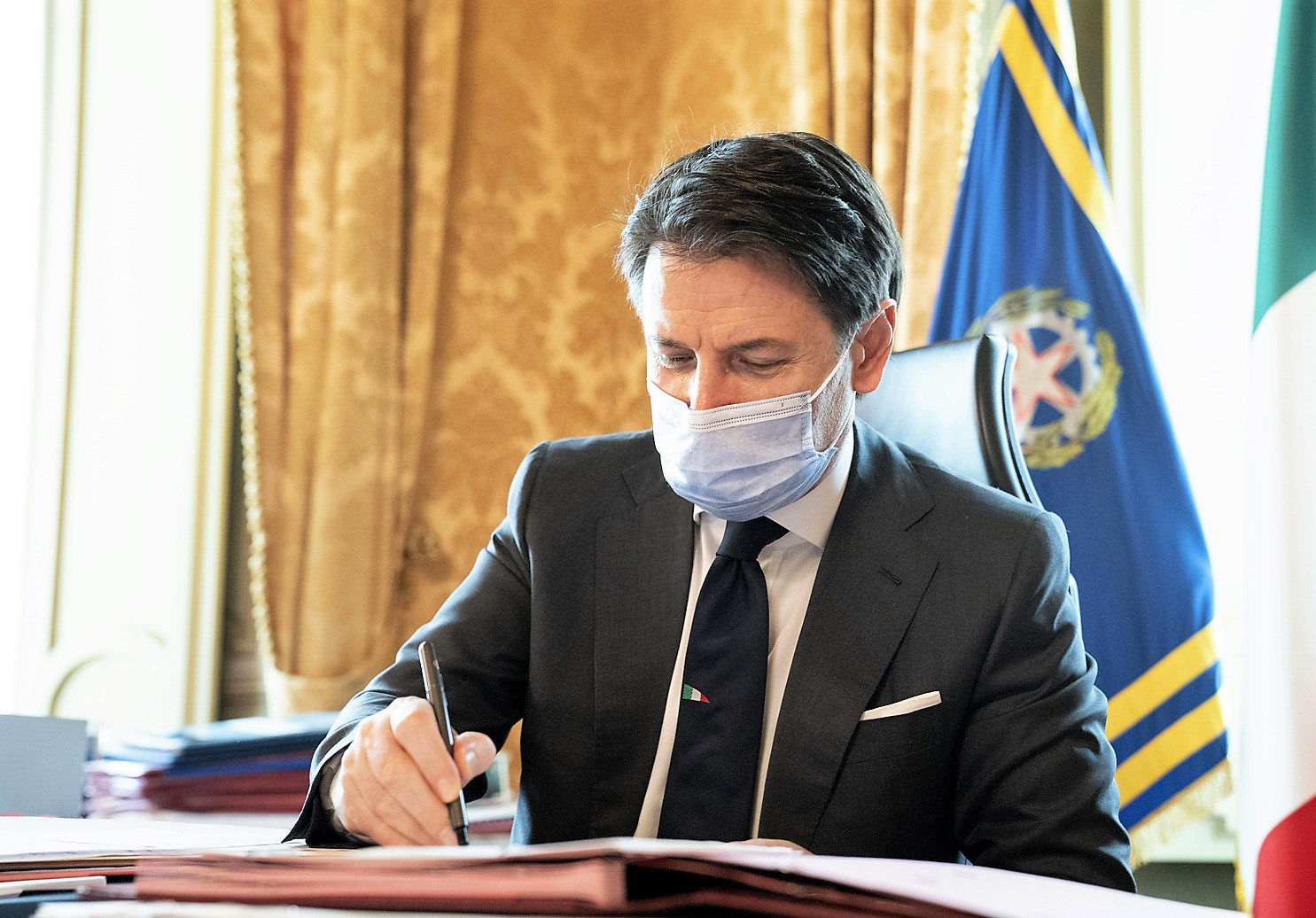Il presidente Giuseppe Conte firma il DPCM 13 ottobre 2020, nuove misure di contenimento del Covid-19