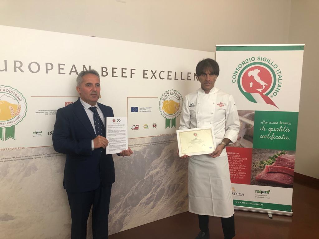 Accordo tra Consorzio Sigillo Italiano e Davide Oldani. Da sx Franco Martini, Pres. Asprocarne, e lo Chef Davide Oldani