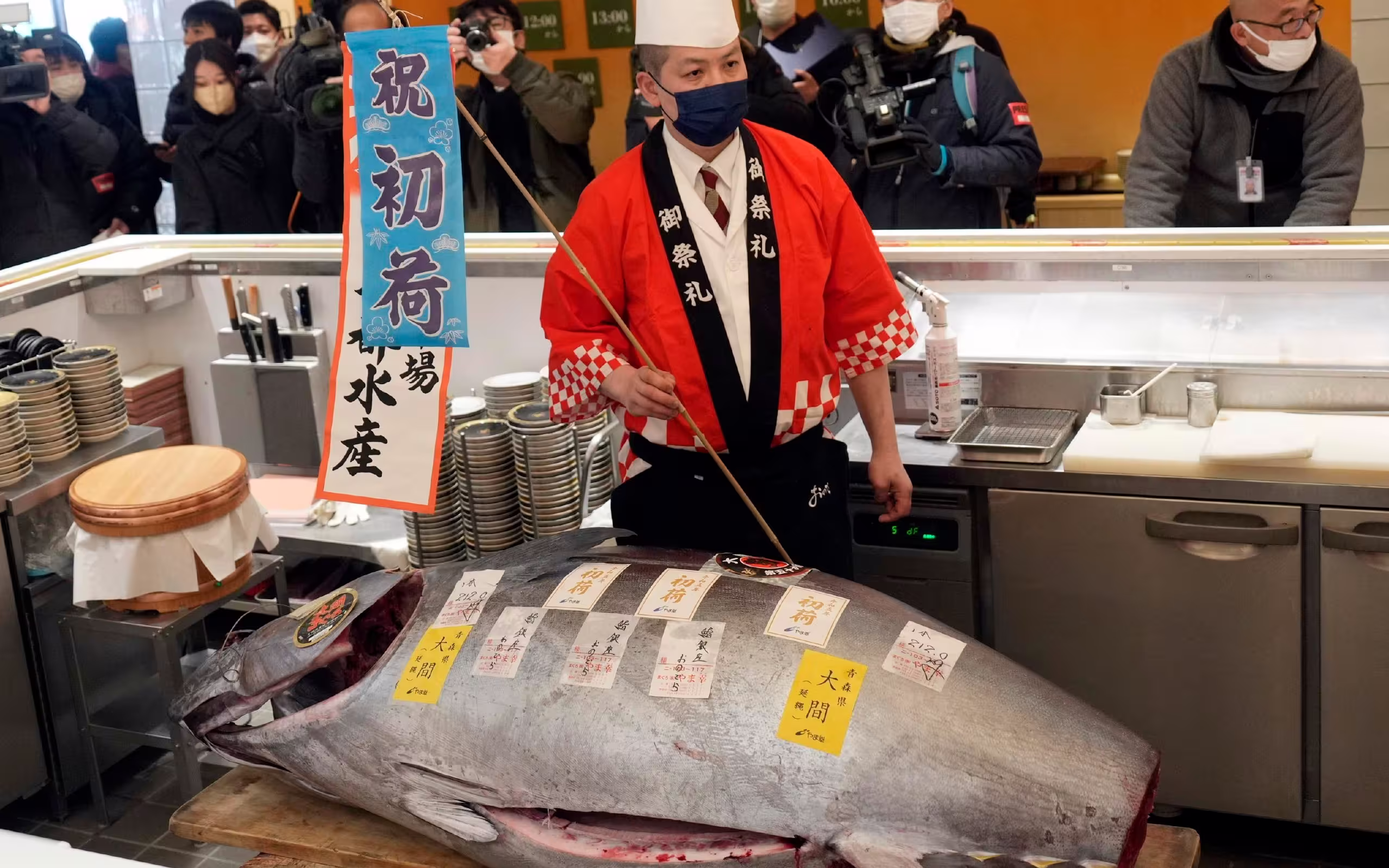 Il tonno da record alla prima asta 2023 del mercato del pesce di Tokyo