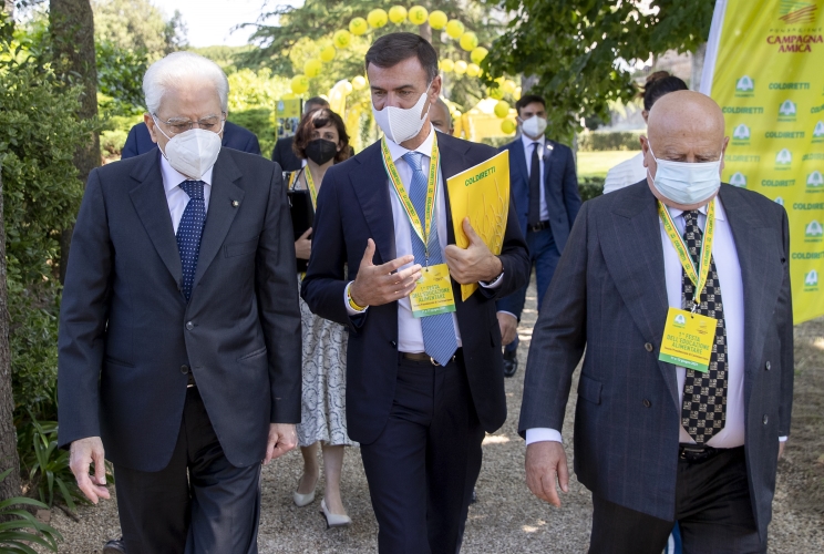 Il Presidente Sergio Mattarella con Ettore Prandini, Presidente Coldiretti e Vincenzo Gesmundo, Segretario gen Coldiretti, in occasione della celebrazione della 1^ Festa dell’educazione alimentare nelle scuole