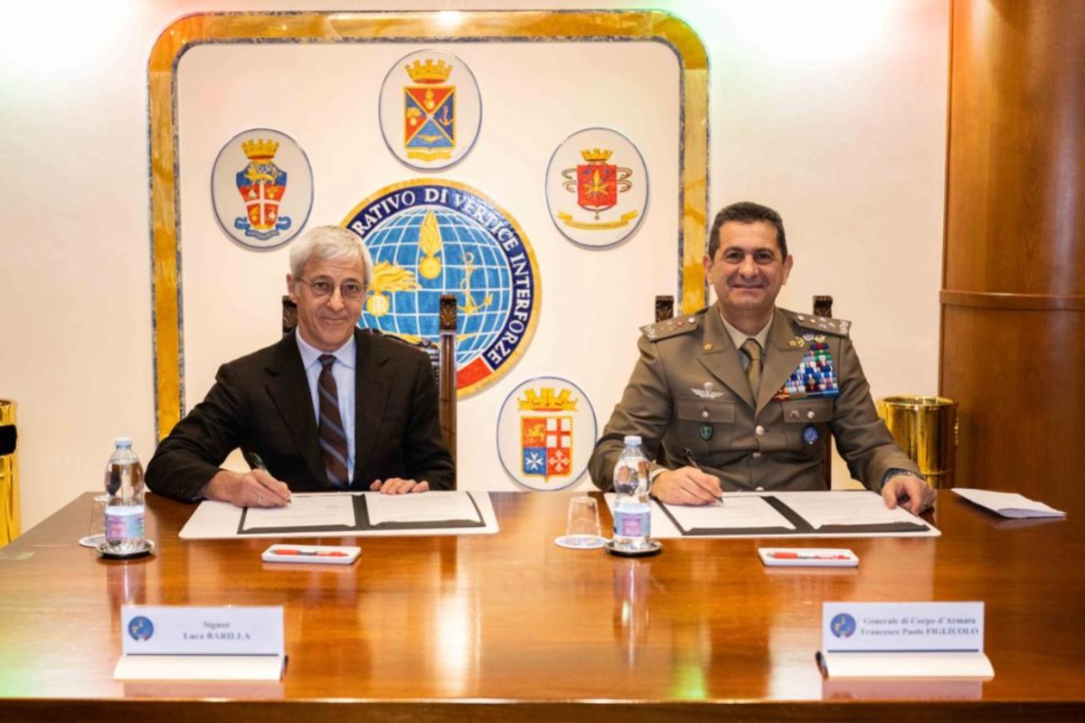 Il generale di Corpo d’Armata Francesco Paolo Figliuolo e il vicepresidente del Gruppo Barilla, Luca Barilla, firmano il protocollo d'intesa
