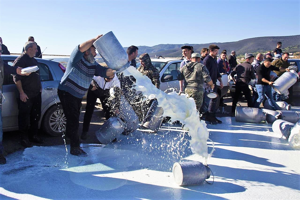 Rivolta del latte febbraio 2019: pastori e allevatori sardi sversano bidoni di latte in segno di protesta per il prezzo del latte di pecora
