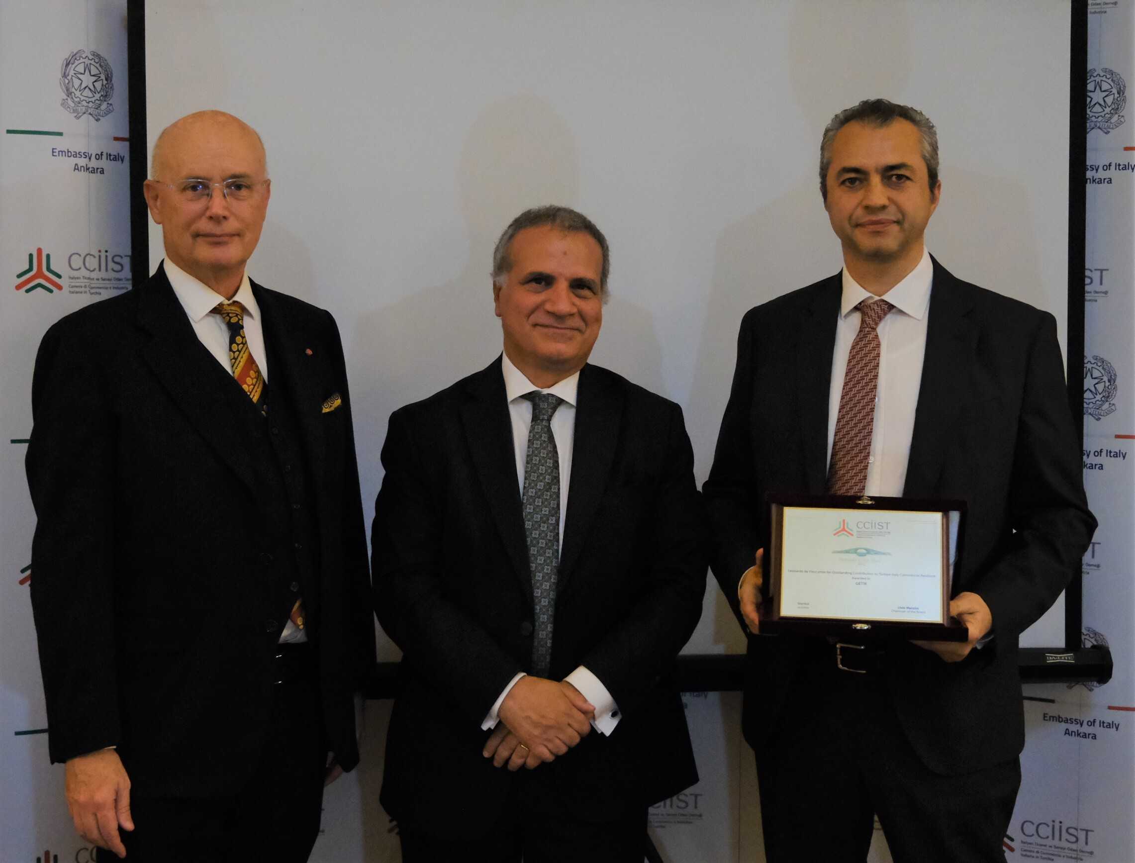 Premio Leonardo da Vinci a Getir. Da sinistra Livio Manzini (presidente Camera di Commercio e industria italiana in Turchia), Giorgio Marrapodi (ambasciatore italiano in Turchia) e Tuncay Tutek (co-fondatore di Getir)