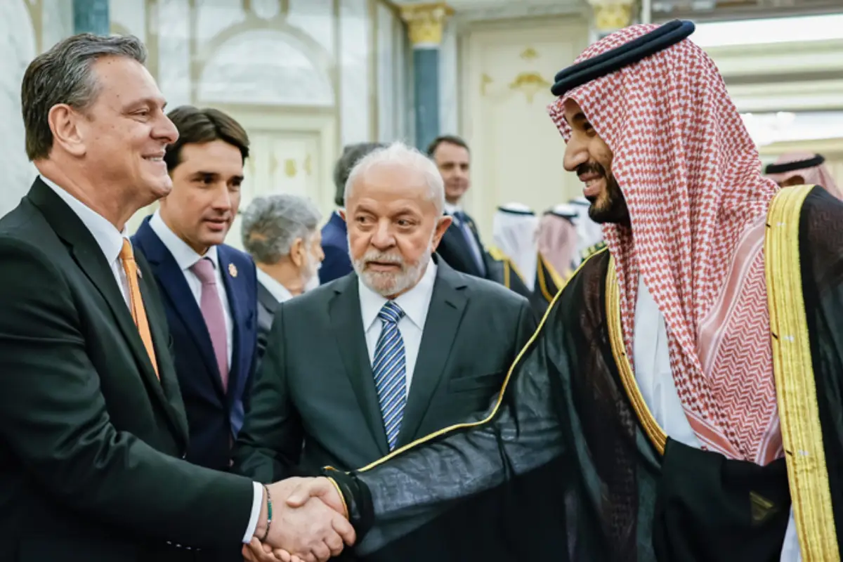Il ministro dell'Agricoltura e dell'Allevamento del Brasile, Carlos Fávaro, e il presidente Luiz Inácio Lula da Silva incontrano il principe ereditario dell'Arabia Saudita, Mohammed bin Salman (Riad, 28 novembre 2023)