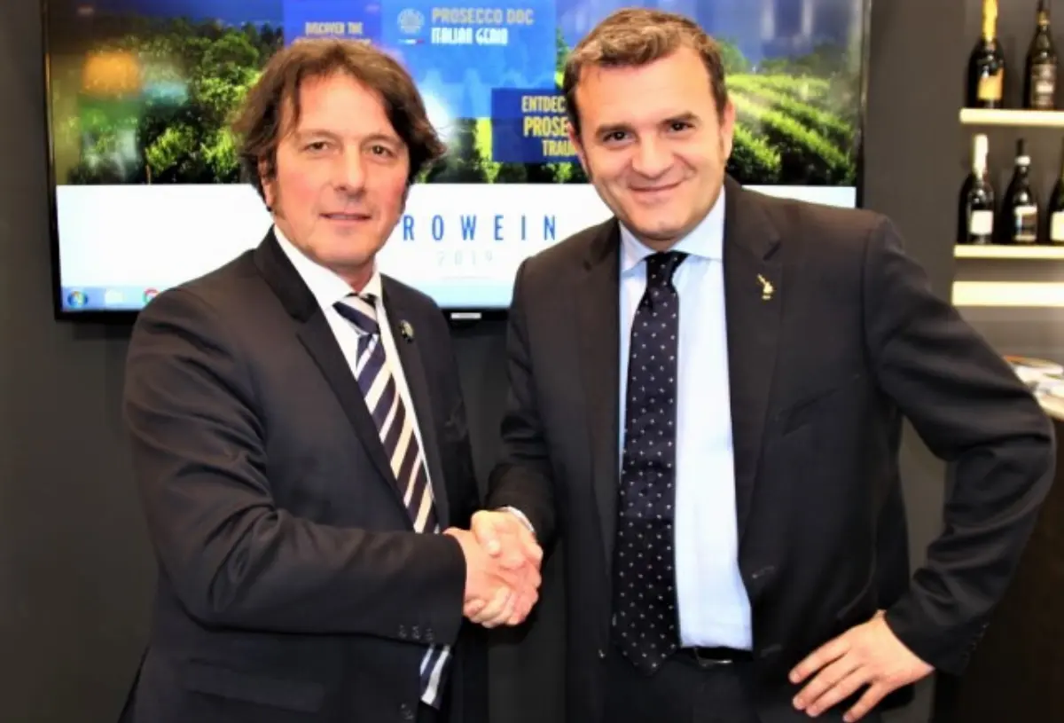 A sinistra, Stefano Zanette, presidente del Consorzio di tutela del Prosecco Doc; a destra il ministro delle Politiche agricole, Gian Marco Centinaio a Prowein 2019