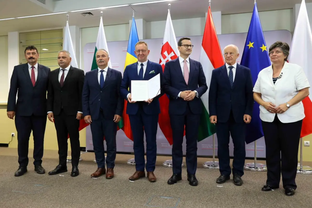 I ministri dell'Agricoltura di Bulgaria, Polonia, Romania, Slovacchia e Ungheria assieme al premier polacco Mateusz Morawiecki (Varsavia, 19 luglio 2023)