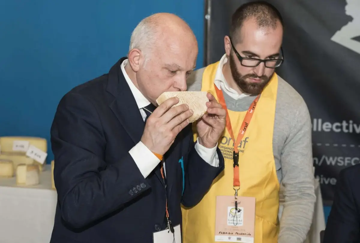 Giudici al lavoro al Festival dei formaggi di Savigliano il2025 in Piemonte