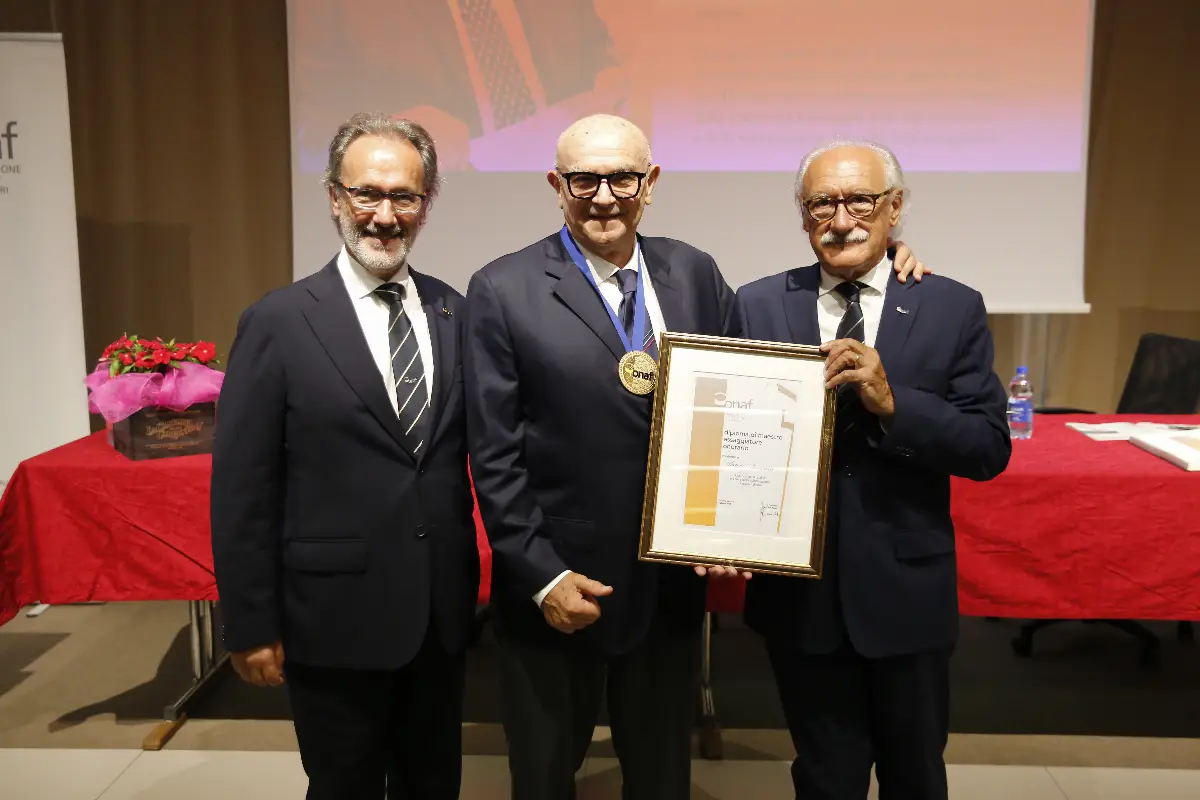 Giampaolo Gaiarin, vicepresidente di ONAF, Antonio Auricchio, presidente di AFIDOP, Maestro Assaggiatore onorario, e il presidente ONAF Piercarlo Adami.