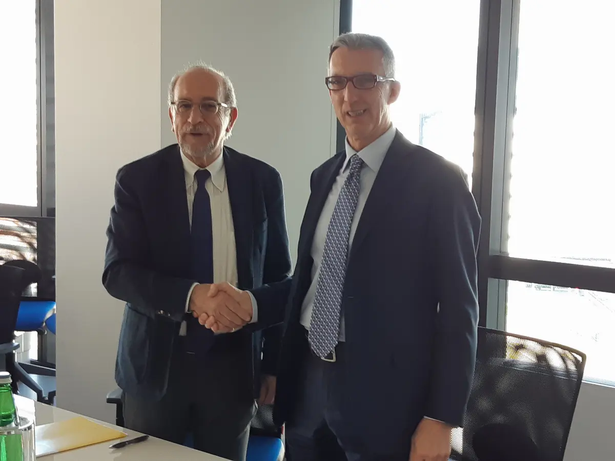 Firma dell'accordo tra Eni e RenOils