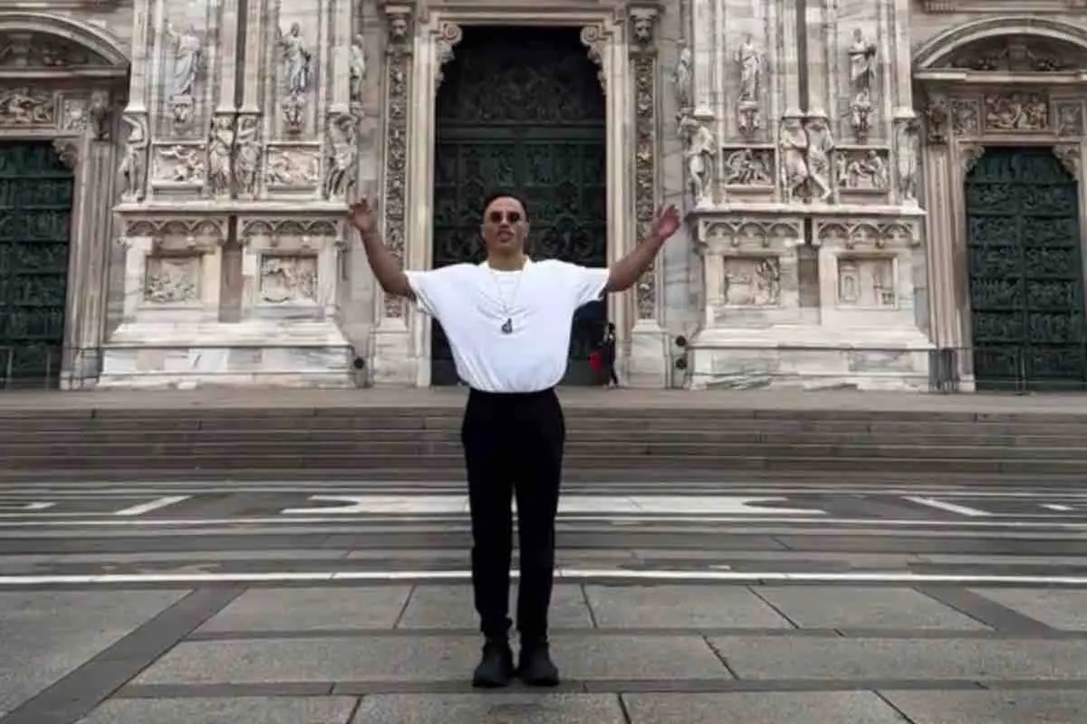 Salt Bae davanti al Duomo di Milano