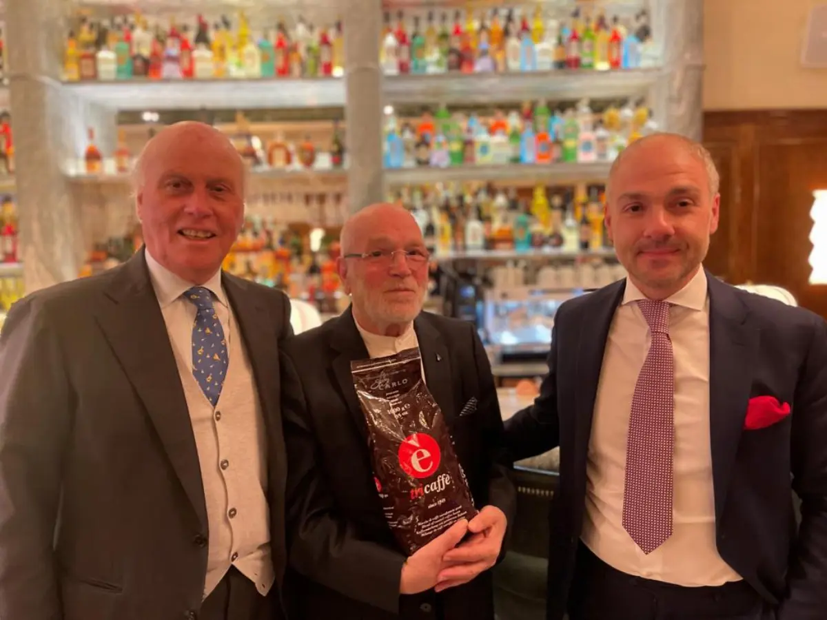 I proprietari di Caffè Aneri e, al centro, Carlo Distefano