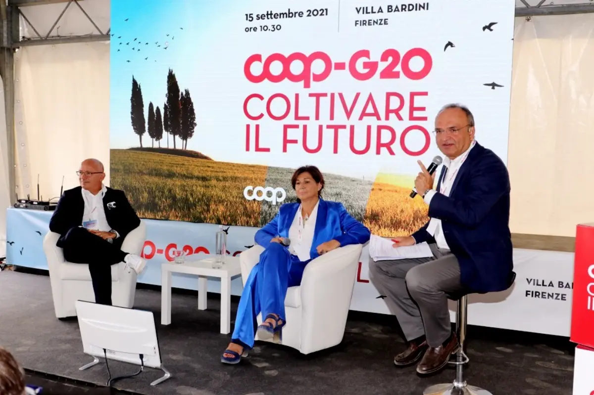 Coop G-20 Coltivare il futuro. Da sx: Marco Pedroni (Pres. Coop Italia), Daniela Mori (pres. Cons. Sorveglianza Unicoop FI) e il prof. Carlo Alberto Pratesi