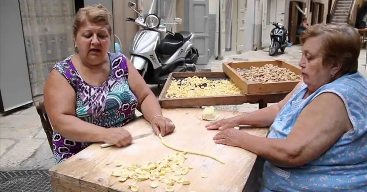 Pastaie di Bari Vecchia mentre fanno le oercchiette