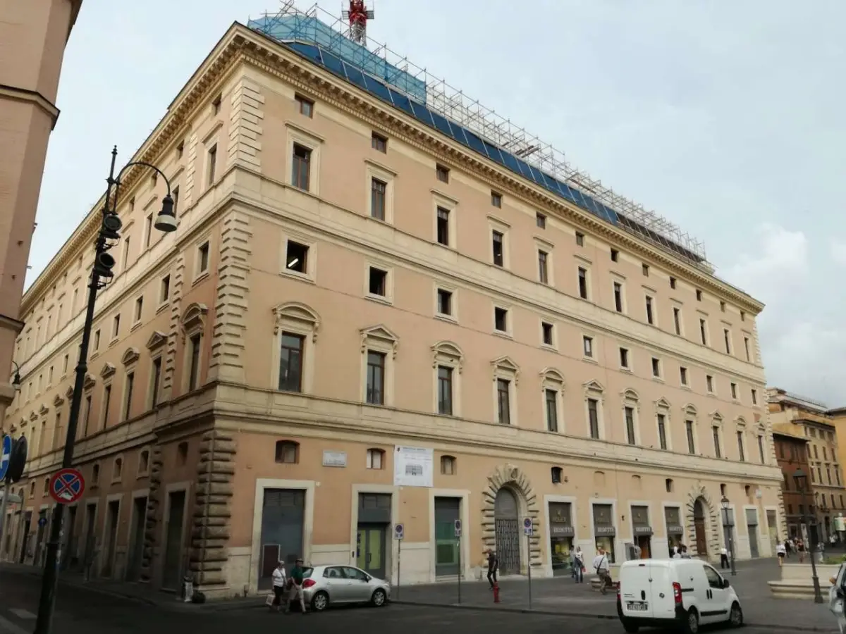 Palazzo Marignoli a Roma: sul tetto si notano le impalcature che potrebbero ospitare il primo ristorante di chef Enrico Bartolini nella capitale