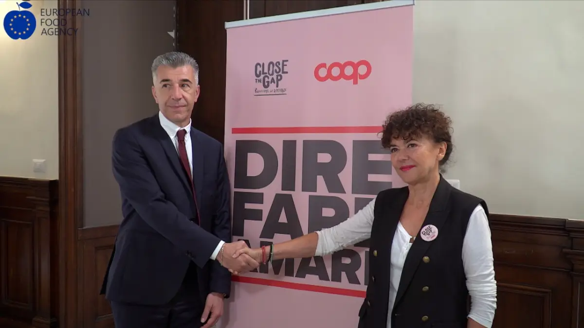 Da sinistra: Gino Cecchettin, presidente della Fondazione Giulia Cecchettin, e Maura Latini, presidente di Coop Italia, siglano l'intesa su progetto contro la violenza di genere (Roma, 2 settembre 2025)
