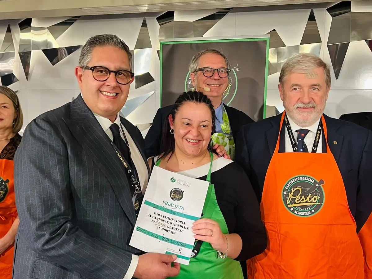 Da sinistra, Giovanni Toti (presidente Regione Lioguria), Laura Finotti (vincitrice selezione a Sanremo per il Campionato mondiale pesto), Marco Bucci, (sindaco di Genova)